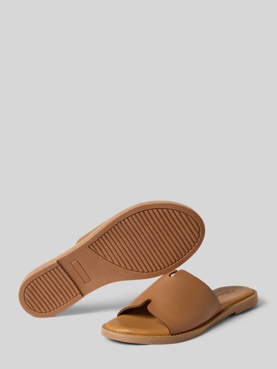Produktfoto, Pantoletten aus echtem Leder von Tamaris, Optik: Metalic, Schuhspitze: offen, abgerundet, Blockabsatz, Ziersteinbesatz, Schlupf/offen, Sohle: strukturiert, echtes Leder, braune Farbgebung, glatte und strukturierte Texturen.
