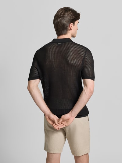 Männermodel trägt Slim Fit Poloshirt mit V-Ausschnitt von Antony Morato aus Baumwoll-Modal-Mix in Schwarz, 1/2-Arm, Rückenlänge 75 cm, Ganzkörperansicht Rückansicht.