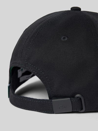 Produktfoto, Basecap aus reiner Baumwolle von Lacoste in Schwarz, unifarbene Optik, feine Webstruktur, Schnallenverschluss, Logo-Prägung