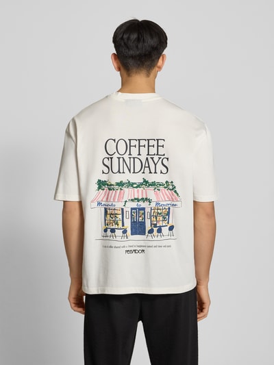 Männermodel trägt Oversized Herren T-Shirt von Pegador aus Reine Baumwolle, Modell 'Stege', Motiv-Print Rückseite, Label-Stitching, Ganzkörperansicht Rückansicht.