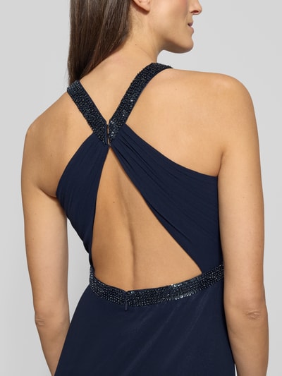 Frauenmodel trägt Abendkleid mit Ziersteinbesatz und Raffungen von V.M. by Vera Mont, Chiffon, Unifarbenes Design, Nahaufnahme Rücken.