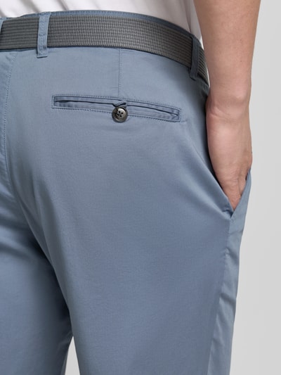 Männermodel trägt Bermudas aus Light Baumwolle mit Gürtel von Christian Berg Men in Blau, Regular Fit, Gesäßtasche, Detailaufnahme Rückansicht.