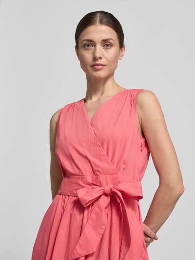 Frauenmodel trägt Midikleid mit V-Ausschnitt und Bindegürtel von ROBE LÉGÈRE aus Baumwoll-Mix, A-Linie, Nahaufnahme Oberkörper.