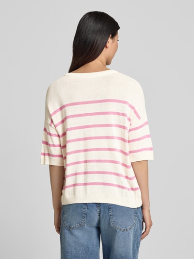 Kobiece modelka nosi Regular Fit Strickshirt aus Leinen-Baumwoll-Mix von Armedangels, kremowe z różowymi paskami, Ganzkörperansicht Rückansicht.
