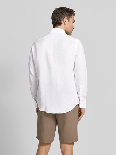 Männermodel trägt weißes Regular Fit Leinenhemd mit Kentkragen von Christian Berg Men, strukturierte Optik, Ganzkörperansicht Rückansicht.