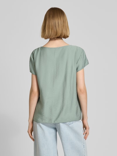 Frauenmodel trägt Regular Fit T-Shirt aus Viskose-Mix von Betty Barclay in hellem Grün, Kurzärmelig, Rückenlänge 60 cm, Ganzkörperansicht Rückansicht.