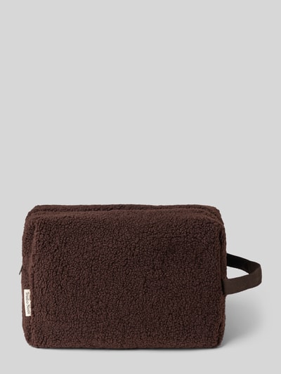 Produktfoto, kosmetyczka 'Kosmetiktasche aus Teddyfell' od Studio Noos, futerko w kolorze ciemnego brązu, główna przegroda z zamkiem błyskawicznym, uchwyt, przegródka wewnętrzna zapinana na zamek błyskawiczny, detal z logo