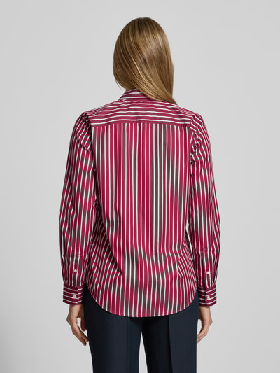 Vrouwenmodel draagt Overhemdblouse met knoopsluiting, puur katoen, los model, strikdetail, Lauren Ralph Lauren Model 'NUSILA', Ganzkörperansicht Rückansicht.
