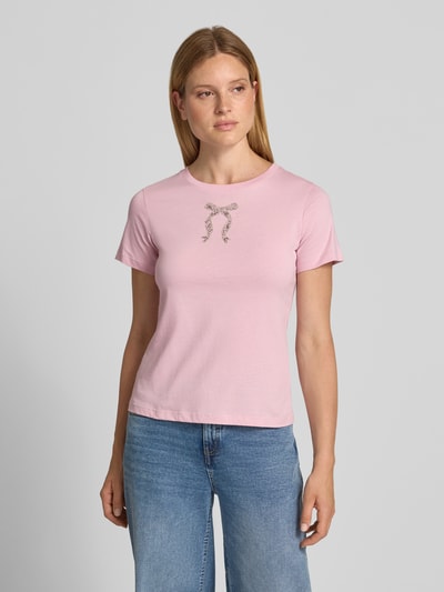 Frauenmodel trägt T-Shirt mit Perlen und Rundhalsausschnitt Modell 'Tamme' von JOOP!, reine Baumwolle, Regular Fit, hellrosa, Ganzkörperansicht von vorne.