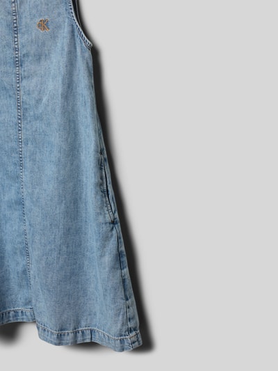 Produktfoto, A-Linien Jeanskleid aus Baumwoll-Mix von Calvin Klein Jeans in hellblauer Denim-Optik mit Logo-Stitching und seitlichen Taschen.