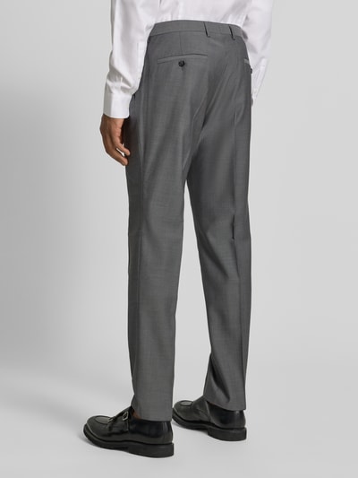 Männermodel trägt Slim Fit Anzughose mit Bügelfalten Modell 'Cedric' von CG - Club of Gents aus Reine Baumwolle, grauer Anzug-Stoff, Ganzkörperansicht Rückansicht.