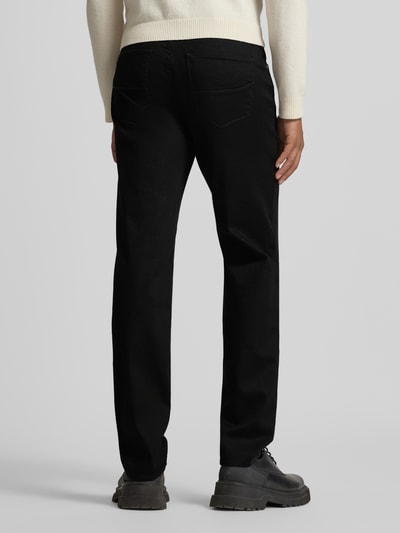 Männermodel trägt Jeans mit 5-Pocket-Design Modell 'CADIZ' von BRAX aus Baumwoll-Lyocell-Mix, Gerader-Schnitt, dunkle Farbe, Ganzkörperansicht Rückansicht.