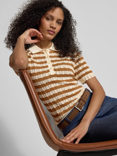 Frauenmodel trägt Strickshirt mit Polokragen und Knopfleiste von Jake*s Collection in creme-braunen Streifen, Halbarm, Nahaufnahme Oberkörper.