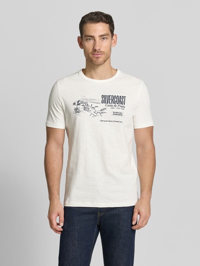 Męski model nosi Regular Fit T-Shirt aus reiner Baumwolle von s.Oliver RED LABEL, efekt: jednolity kolor, nadruk z motywem, krótki rękaw, bawełna, całkowity widok z przodu.