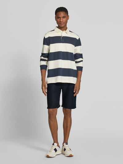 Männermodel trägt Chino-Shorts mit Tunnelzug Modell 'DAWSON' von Lerros, dunkelblauer Baumwoll-Leinen-Mix, Ganzkörperansicht von vorne.