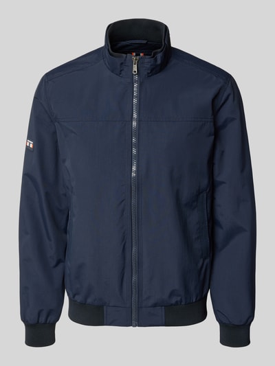 Produktfoto, Jacke mit Stehkragen und Eingrifftaschen von Superdry in Dunkelblau, Regular Fit, sichtbarer Reißverschluss, glatte Textur