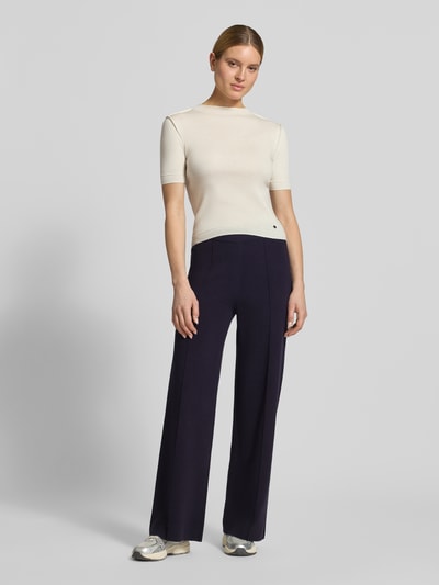 Frauenmodel trägt Lounge-Hose mit Längsnähten und elastischem Bund von comma im Viskose-Mix, Relaxed Fit, Ganzkörperansicht von vorne.