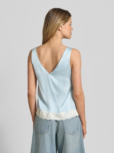 Vrouwenmodel draagt Blusentop aus Viskose mit Spitzenbesatz van Jake*s Casual in lichtblauw met kantdetails, regular fit, V-hals, pure viscose, ruglengte maat 36: 36 cm, Ganzkörperansicht Rückansicht.