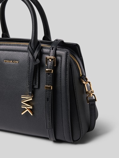 Produktfoto, Handtasche aus Leder Modell 'LAILA' von MICHAEL Michael Kors in Schwarz mit Reißverschluss, goldener Label-Applikation, Tragehenkeln und Schulterriemen, sichtbare strukturierte Oberfläche und Metallelemente, Größe circa 30x19x11 cm, schlichte elegante Form, Länge Schulterriemen 132 cm