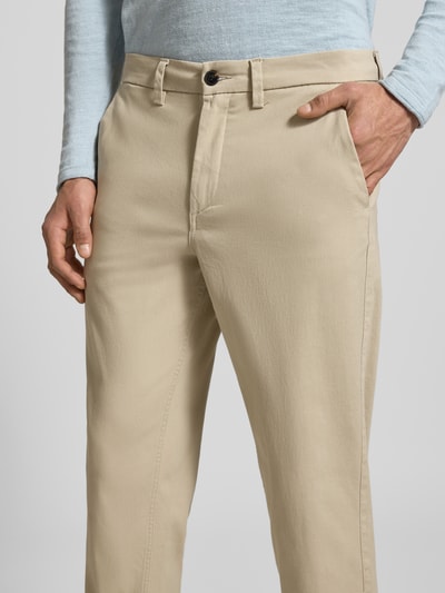 Mannenmodel draagt Straight Fit Chino met achterzakken model 'Stollie' van JACK & JONES uit katoenmix, steekzakken, knoop- en ritssluiting, bandwijdte 44 cm, binnenbeenlengte 75 cm, detailopname voorzijde.