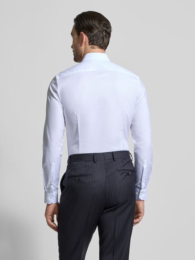 Männermodel trägt Super Slim Fit Business-Hemd mit Kentkragen und Strukturmuster von OLYMP aus Baumwoll-Elasthan-Mix, Ganzkörperansicht Rückansicht. Rückenlänge 80 cm, Schulterbreite 44 cm, Ärmellänge 66 cm, Farbe Weiß, feine Struktur.