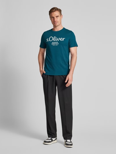 s.Oliver RED LABEL Regular Fit T-Shirt aus reiner Baumwolle mit Statement-Label-Print Petrol 1