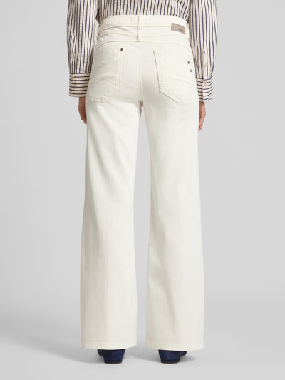 Frauenmodel trägt Wide Leg Medium Waist Jeans Modell 'AMELIE' von Gang, cremefarben, Baumwoll-Mix mit Stretch, Ganzkörperansicht Rückansicht.