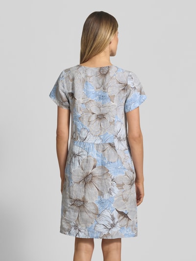 Frauenmodel trägt knielanges Kleid aus Leinen-Mix Modell 'Gi44nii' von ZABAIONE im Allover-Blumenmuster, Rückansicht Ganzkörper.