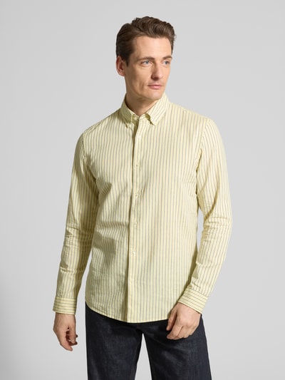 Männermodel trägt Slim Fit Freizeithemd aus reiner Baumwolle von MCNEAL, schmal gestreift, Button-Down-Kragen, Ganzkörperansicht von vorne.