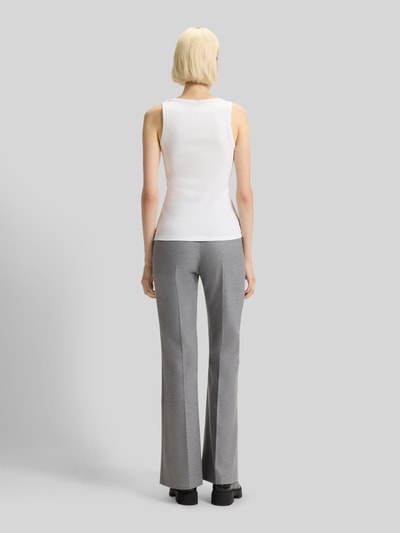 Frauenmodel trägt Slim Fit Tank Top aus Baumwoll-Mix Modell 'DATAMIA' von HUGO in Weiß mit breiten Trägern, Feinrippstruktur, Ganzkörperansicht Rückansicht.