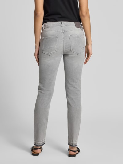 Kobiece model nosi Skinny Fit Jeans im 5-Pocket-Design Modell 'Zack' od MOS MOSH, elastyczna mieszanka bawełny, krój skinny fit, 5 kieszeni, zapięcie na guzik i zamek błyskawiczny, szerokość w rozmiarze 27: 40 cm, długość wewnętrzna nogawki w rozmiarze 27: 75 cm, jasnoszary kolor, gładka tekstura, widoczne przeszycia, pełny widok sylwetki od tyłu