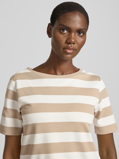 Frauenmodel trägt T-Shirt mit Viskose-Anteil und Rundhalsausschnitt von More & More, gestreift in Beige und Weiß, Nahaufnahme Oberkörper. Rückenlänge bei Größe 36: 57 cm, gerader Schnitt, Material-Mix.