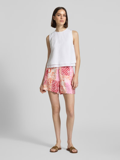 Vrouwenmodel draagt Regular Fit Stoffshorts uit viscosemix model 'CILLE' van Vero Moda, all-over motief, elastische boord met tunnelkoord, flammgaren, Ganzkörperansicht von voren.