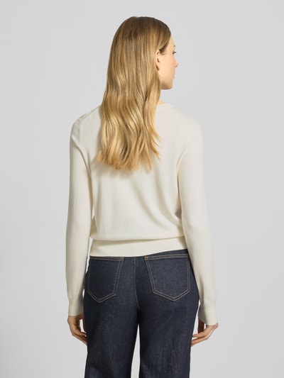 Kobiece model nosi Regular Fit Cardigan aus Viskose-Mix von Christian Berg Woman, okrągły dekolt, listwa guzikowa, długość tyłu 48 cm, długość rękawów 62 cm, mieszanka wiskozy, kolor kremowy, gładka faktura, widok całej sylwetki z tyłu.