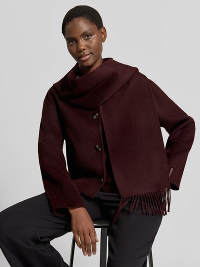 Vrouwenmodel draagt Jacke aus Woll-Mix mit Schal van comma, wijnrode kleur, recht model met ronde hals, knoopsluiting, sjaal, mix van wol met viscose, hele bovenlichaam van voren, ruglengte maat S 50 cm, schouderbreedte 46 cm, borstwijdte 55 cm, mouwlengte 57 cm, detailaanzicht bovenlichaam.