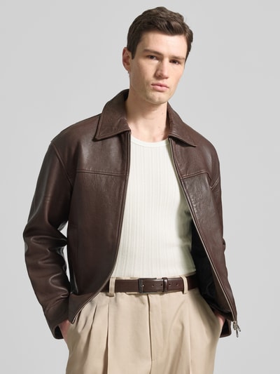Männermodel trägt Tanktop mit Rundhalsausschnitt von Wood Wood aus Baumwoll-Mix, schlanke Passform, Ripp-Optik, Vorderansicht Nahaufnahme Oberkörper.