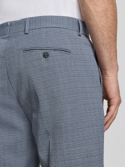 Männermodel trägt Regular Fit Anzughose aus Woll-Mix Modell 'DUKE' von SELECTED HOMME in Melange-Optik, Detailaufnahme Gesäßtasche.
