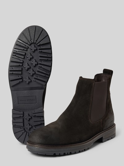 Produktfoto, dunkle braune Chelseas aus echtem Rindsleder von Marc O'Polo auf grauem Hintergrund, robuste Sohle, Herren Chelseas von Marc O'Polo