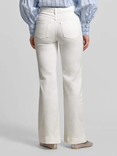 Vrouwenmodel draagt Bootcut Jeans im 5-Pocket-Design van Stefanel in wit, uitlopende pasvorm, katoenmix met stretch, productdetail, volledige lichaamsweergave achteraan.
