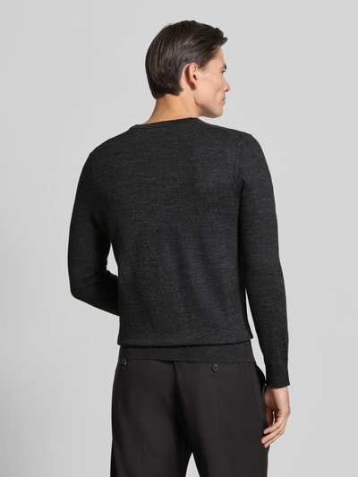 Männermodel trägt Strickpullover aus Woll-Mix mit V-Ausschnitt von Christian Berg Men in Anthrazit, Regular Fit, gerippte Abschlüsse, Ganzkörperansicht Rückansicht.