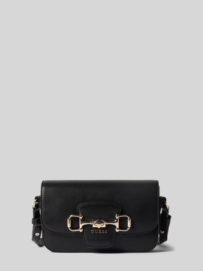 Produktfoto, Handtasche mit Label-Applikation Modell 'JANIE' von Guess, czarna skóra, magnetyczne zapięcie, odpinany pasek, szerokość w rozmiarze 21 cm, długość 13 cm, głębokość 6 cm, długość paska 78 cm
