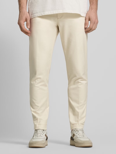 Männermodel trägt Regular Fit Chino aus Baumwoll-Mix Modell 'KANE1' von BOSS in Unifarbe mit Logo-Applikation, Ganzkörperansicht von vorne.