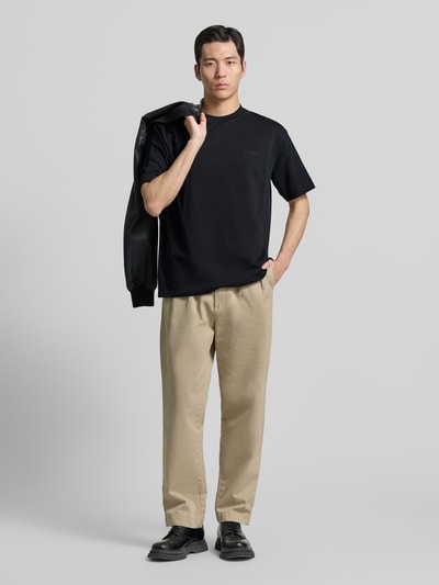 Męski model nosi Regular Fit T-Shirt aus reiner Baumwolle Modell 'Baine' von WOODBIRD, czarny, krój regular fit, przód, zdjęcie całopostaciowe