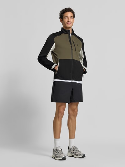 Männermodel trägt Relaxed Fit Sweatjacke mit Logo-Stitching Modell '2_5L PLAINWEAVE' von Polo Ralph Lauren in Oliv, Schwarz und Grau, Ganzkörperansicht von vorne. Herren Sweatjacke von Polo Ralph Lauren