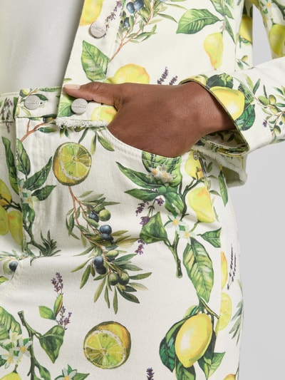 Frauenmodel trägt Jeansrock im 5-Pocket-Design mit Fransensaum von Marc Cain, Baumwoll-Mix mit Stretch-Anteil, Zitronenprint, Nahaufnahme Oberkörper.