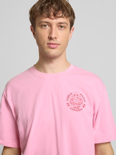 Mannelijk model draagt T-shirt uit puur katoen Model 'MUSIC CHANNEL' van Edwin, recht model, ronde hals, maat M, close-up bovenlichaam.