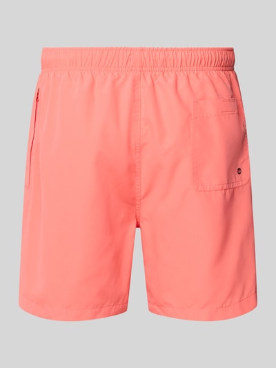 Produktfoto, Badehose mit Gesäßtasche und Logo-Stitching von MCNEAL in Coral, Loose-Fit, elastischer Bund mit Kordelzug, Gesäßtasche mit Klettverschluss