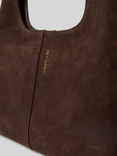 Productfoto, Handtasche aus Rindsleder-Mix Modell 'Alltime Lover' van Hey Marly in suède-look bruin met logo, hoofdvak met magneetsluiting, schouderriem, binnenvak met rits, 35x23x12 cm, schouderriem 53 cm.