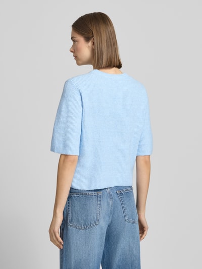 Frauenmodel trägt Boxy Fit T-Shirt aus Rippstrick mit Woll-Anteil Modell 'SILLY' von Pieces, hellblau, einfarbig, Ganzkörperansicht Rückansicht