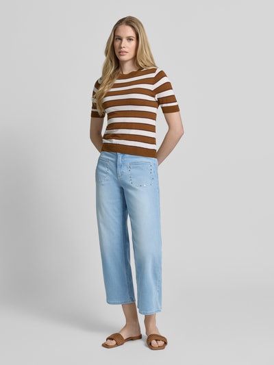 Frauenmodel trägt Wide Fit Jeans in verkürzter Passform Modell 'Linn' von Angels in hellem Blau, Baumwoll-Mix, Nieten-Besatz, AufgesetzteTaschen, Knopf-Reißverschluss; Damen Jeans, Ganzkörperansicht von vorne.